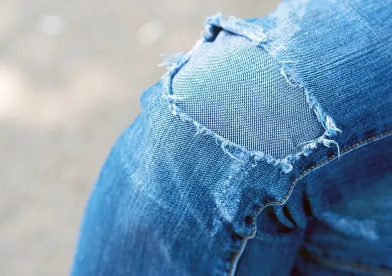 Flicken, Reparieren und mehr – Re-Wear-Hacks für alte Kleidung  