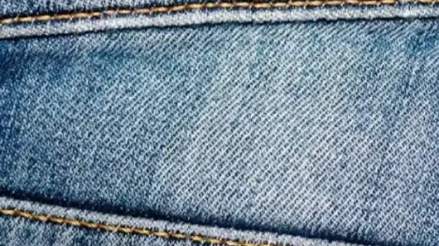 Tintenflecken auf Jeans